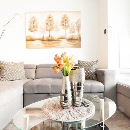 Bright Condo In The Heart Of Торонто Экстерьер фото