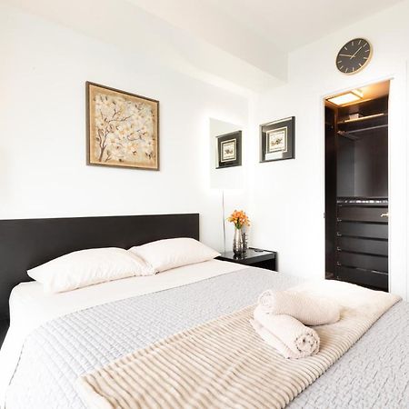Bright Condo In The Heart Of Торонто Экстерьер фото