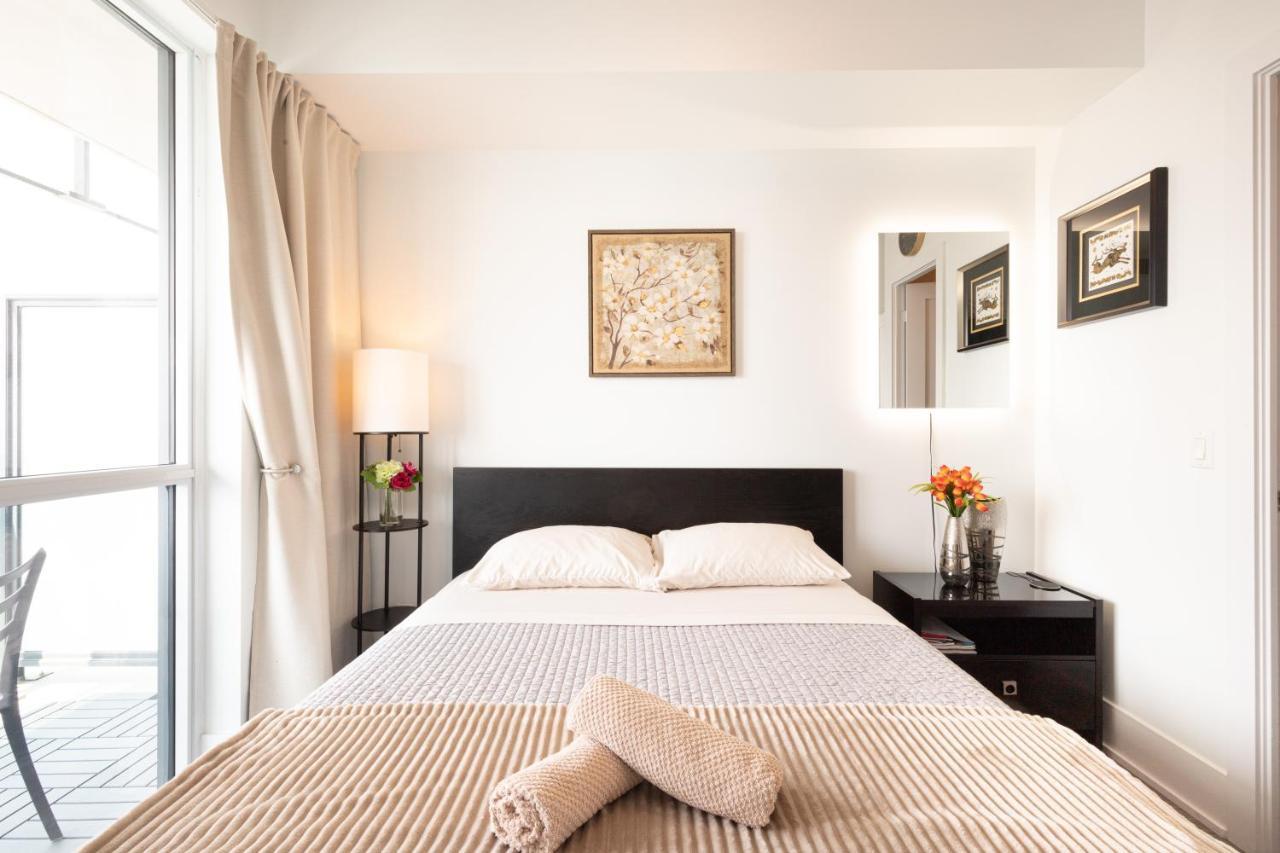 Bright Condo In The Heart Of Торонто Экстерьер фото