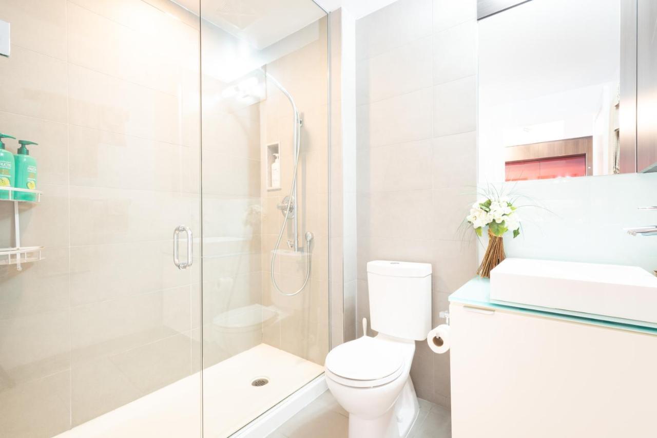 Bright Condo In The Heart Of Торонто Экстерьер фото