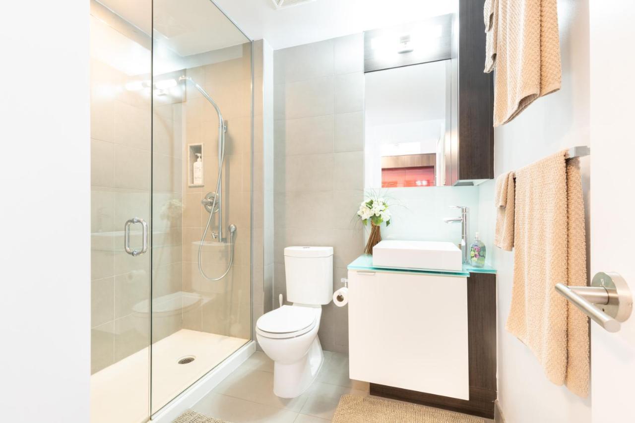 Bright Condo In The Heart Of Торонто Экстерьер фото