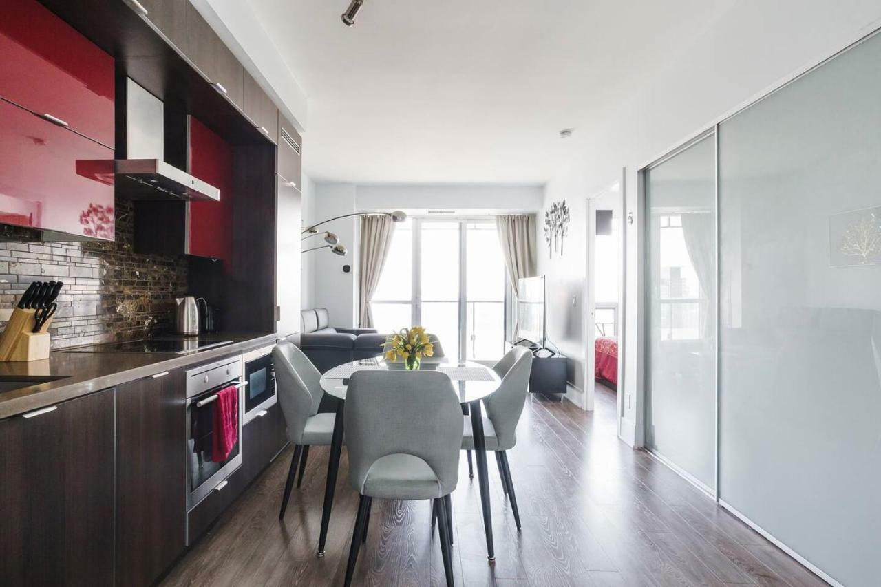 Bright Condo In The Heart Of Торонто Экстерьер фото