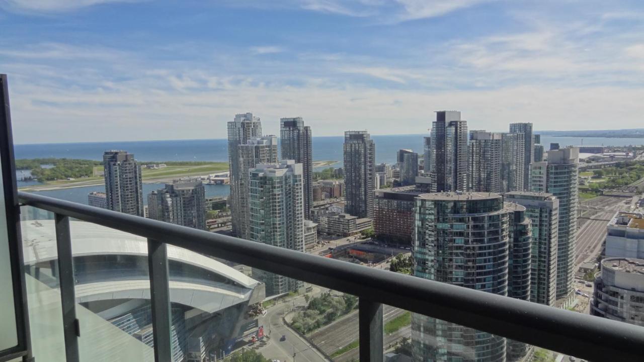 Bright Condo In The Heart Of Торонто Экстерьер фото