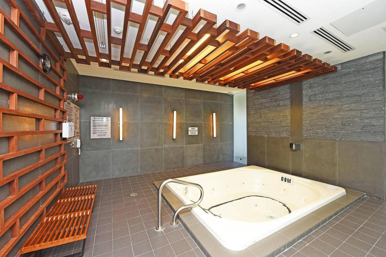 Bright Condo In The Heart Of Торонто Экстерьер фото