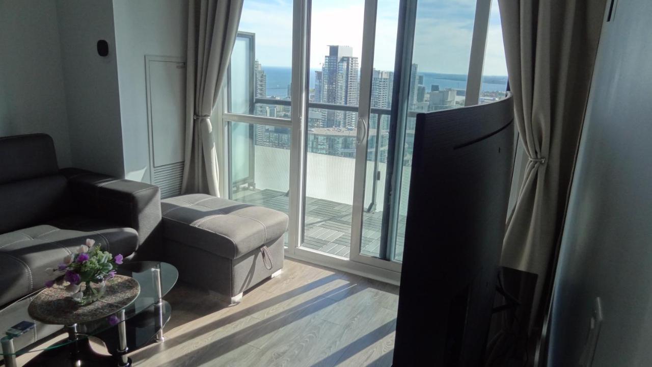 Bright Condo In The Heart Of Торонто Экстерьер фото